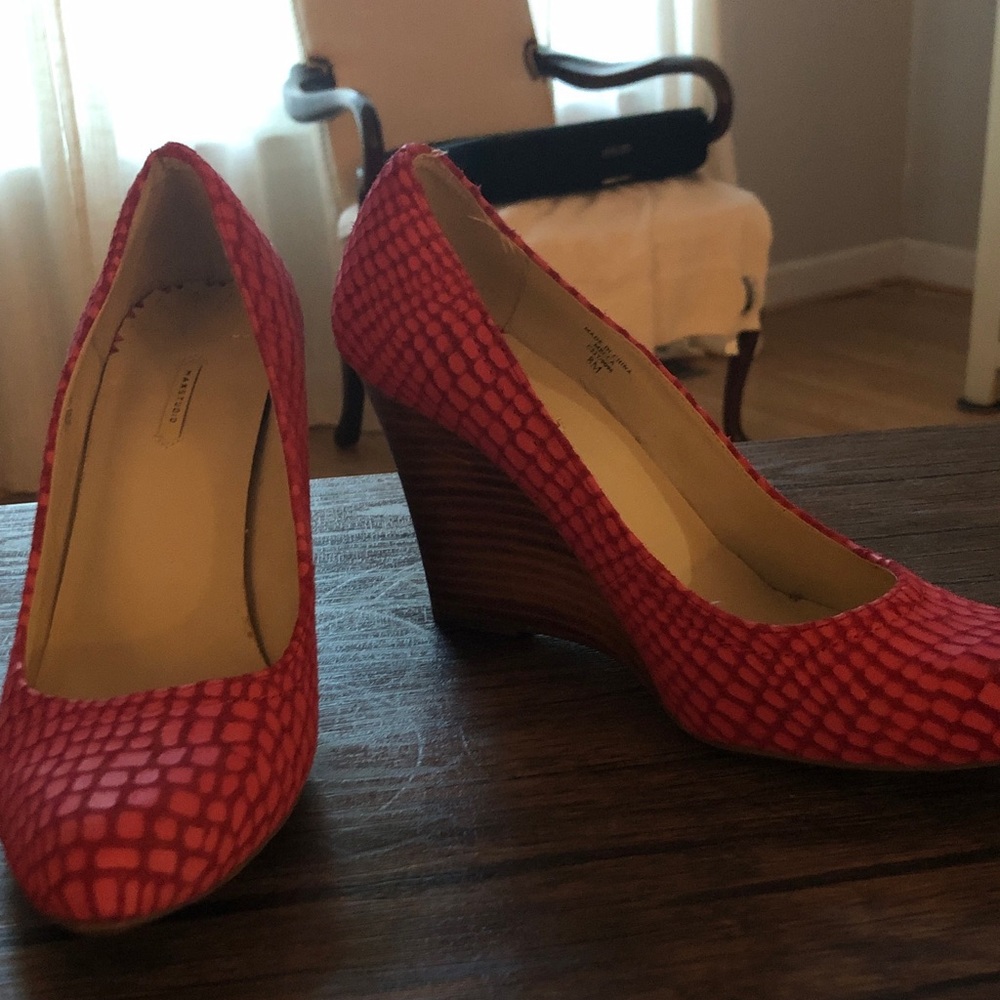Max Studio Pink Textured Wedge Pumps